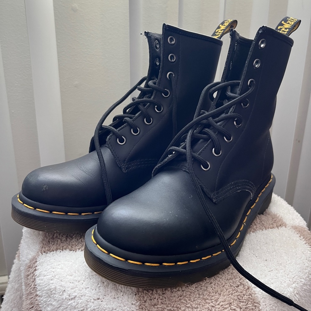 Dr. Martens 1460 Smooth Leather Boots • Black • Women’s 8 • Barely Worn